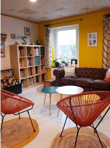 rénovation d'un séjour coloré avec un grand canapé VE création